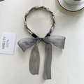 Serre-tête gris argenté élégant avec nœud en organza et perles sur fond blanc épuré - Perle Strass Gris