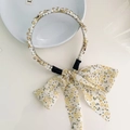 Serre-tête à nœud floral avec doubles rangées de perles et strass dorés élégants - Floral Strass Jaune