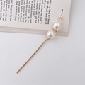 Spilla per capelli dorata con tre perle bianche graduate su un libro d'epoca - Oro - Doppia Perla