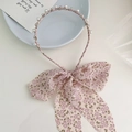 Serre-tête en tissu fleuri rose avec perles blanches, cristaux et grand nœud décoratif - Rose Fleuri