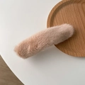 Barrette en peluche rose nude doux sur un plateau en bois au style minimaliste - Kaki