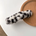 Pince à cheveux en peluche avec motif de vache noir et blanc sur plateau en bois - Imprimé vache