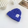 Chunky cable knit beanie in royal blue with a woven label for winter warmth - Blue