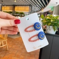Rosa Stoff-Haarspangen für Mädchen mit süßem blauem Knopf und gelbem Smiley-Gesicht - Blaues Smile Gesicht