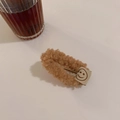 Plüsch Haarclip aus Lammwolle mit Smiley-Etikett in Erdbraun für Mädchen und Frauen - Milchkaffee Plüsch Haarklammer