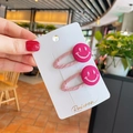 Set mit rosa Stoff-Haarspangen für Kinder mit süßer Smile-Stickerei auf einer Karte - Rosarotes Smiley