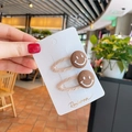 Niedliche beige Stoff-Haarklammern mit braunem Smiley-Stickerei auf Karte - Kaffee Smile Face