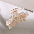 Pince à cheveux élégante pêche champagne avec roses blanches sur surface réfléchissante - Camélia grande taille