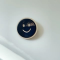 Fermaglio per capelli smiley blu scuro con finitura in ceramica lucida su sfondo bianco - Faccina Sorridente Navy Rotonda