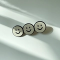 Graziosa molletta per capelli crema con tre smileys e finitura laccata lucida - Faccina Sorridente Bianca Occhi Piccoli