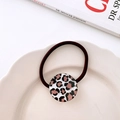 Elastisches Haargummi mit rundem Leopardenmuster-Charm auf weißem Porzellanteller - Weißer Leopard Rund (3#)