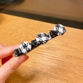 Pinza para el pelo negra con tres clips de cocodrilo y discos de tela de pata de gallo - Cuadrícula Blanca y Negra Redonda