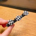 Pinza para el pelo con diseño de pata de gallo y tres bolas decorativas blancas y negras - Pata de Gallo de Punto Redonda