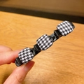 Pinza para el pelo con diseño de pata de gallo blanco y negro y tres cuadros de tela - Pata de Gallo de Punto Cuadrada