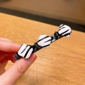 Pince à cheveux motif zèbre avec carrés damier noir et blanc sur base segmentée à griffes - Checkerboard Hair Clip