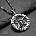 Détail macro du pendentif Balance en acier inoxydable argenté sur fond de pierre grise - Pendentif Seul (Sans Chaîne) Balance Argent
