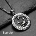 Vue macro du pendentif Scorpion en acier argenté avec chaîne sur roche sombre - Pendentif Seul (Sans Chaîne) Scorpion Argent