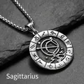 Gros plan macro d'un pendentif Sagittaire sur un fond d'ardoise texturé sombre - Pendentif Seul (Sans Chaîne) Sagittaire Argent