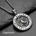 Vue macro du pendentif zodiaque Capricorne avec symboles en relief sur fond roche - Pendentif Seul (Sans Chaîne) Capricorne Argent