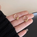 Κομψά σκουλαρίκια κρίκοι 18K επίχρυσα με τρεις μικρούς κρίκους διακοσμημένους με ζιργκόν - Χρυσό (Επιχρυσωμένο 18Κ)
