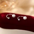 S925 Sterling Silber U-förmige Perlenohrringe mit 6mm Süßwasserperlen in silbernem Finish - Silber