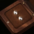 Orecchini a perno a sfera in argento sterling 925 in una lussuosa scatola di legno per gioielli - Cerchio Mezzo Tondo