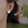 Pendientes minimalistas de plata 925 mate con forma redonda irregular en la oreja - Pendientes de Botón Pequeños / Cobre
