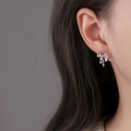 Orecchini a fiocco in argento con pietre a cuore rosa e piccoli pendenti a stella - Orecchini a Bottone con Fiocco Rosa