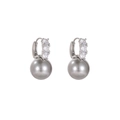Détail de boucles d'oreilles avec perles grises et zircons brillants sur monture argentée - Huggie Rond Perle