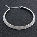 Elegantes dreireihiges Braut-Choker mit funkelnden Strasssteinen und silberner Kette - Dreireihig