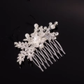 Peine de novia plateado con cristales y perlas en un elegante diseño de flores y hojas - Plateado