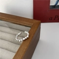 Minimalistischer Ring aus S925 Sterlingsilber mit geometrischen Würfeln und offenem Design - Weißgold