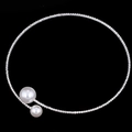 Silbernes Brautschmuck-Set mit glitzernden Kristallen und Perlen auf schwarzem Grund - Halskette / Silber