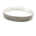 Makro-Detail eines vierreihigen silbernen Stretch-Armbands mit glitzernden Strasssteinen - Vier Reihen Strass / Silber