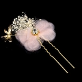 Dettaglio della forcina a U dorata con fiocco in tulle rosa e ciondolo libellula - Forcina Fiocco Libellula / Rosa