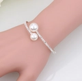 Silberne Brautmanschette mit zwei Perlen und funkelnden Zirkon-Pavé-Kristallen besetzt - Bangle / Silber