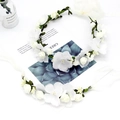 Elegante corona di fiori bianchi con rose e nastri per matrimoni e fotografia - Bianco