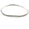 Makroaufnahme des elastischen Strassarmbands mit klaren Kristallen auf Silbermetallbasis - Eine Reihe von Diamanten / Silber