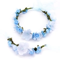 Set fascia per capelli e bracciale floreale con rose azzurre e foglie verdi - Blu