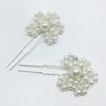 Detalle de dos horquillas nupciales hechas a mano con perlas blancas y cristales claros - Estilo Flor / Hilo de plata