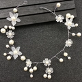 Detalle de diadema de novia hecha a mano con perlas blancas y flores esmeriladas - Pétalo Puntiagudo Plateado
