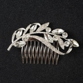 Vue détaillée du peigne à cheveux de mariée argenté avec strass marquise et motifs feuilles - Argenté