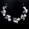 Dettaglio fascia da sposa con foglie d'argento, perle e strass scintillanti su sfondo nero - Stile 2 / Argento