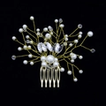 Dettaglio del pettine per capelli da sposa fatto a mano con filo d'oro perle e cristalli - Oro