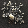 Dettaglio del pettine da sposa con perle fatte a mano e rami in filo d'argento e cristalli - Argento (Versione Filo di Ferro)