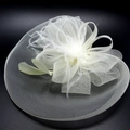 Eleganter elfenbeinfarbener Fascinator mit Federn und Schleife für Braut und Abendmode - Champagner