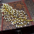 Detalle del tocado de novia hecho a mano con alambre dorado y perlas blancas elegantes - Peine Estilo Rama (TS118) / Dorado (TS118)