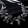 Elegante tralcio per capelli da sposa con cristalli e perle su sfondo nero strutturato - Argento