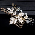 Dettaglio pettine da sposa con denti dorati, fiori smaltati e strass scintillanti - Edizione Squisita / Oro