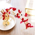 Elegante rode stoffen bloemen haarband met gouddraad en witte parels voor bruiloften - Rood